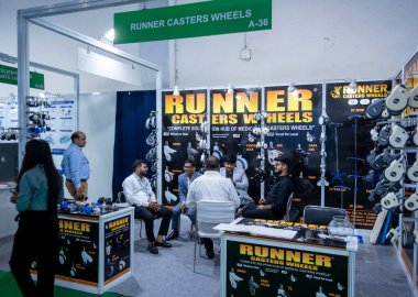 Büyük Noida, Hindistan - 24 Mayıs 2025: The Runner Casters Wheels standında, Hindistan Med Expo 2025 