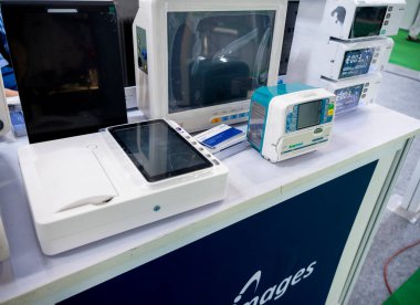 Büyük Noida, Hindistan - 24 Mayıs 2025: Hastane ve yoğun bakım için dizayn edilen hasta izleme üniteleri, Hindistan Med Expo 2025 