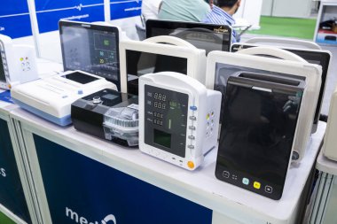 Büyük Noida, Hindistan - 24 Mayıs 2025: Hindistan Med Expo 2025 'te tıbbi izleme üniteleri sergilendi.