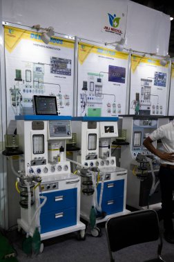 Büyük Noida, Hindistan - 24 Mayıs 2025: Hindistan Med Expo 2025 'te çeşitli anestezi çalışma istasyonları sergilendi.