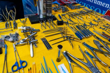 Büyük Noida, Hindistan - 24 Mayıs 2025: Hindistan Med Expo 2025 'te farklı cerrahi aletler sergilendi.