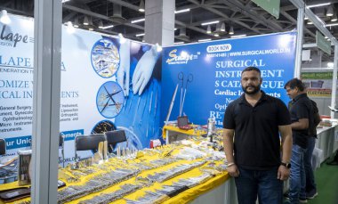 Büyük Noida, Hindistan - 24 Mayıs 2025: Bay Namit Kumar, Hindistan ve Cerrahi Dünyasını tezgah ve standı ile Hindistan Med Expo 2025 'te temsil etmiştir..
