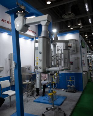 Büyük Noida, Hindistan - 24 Mayıs 2025: Röntgen ve görüntüleme makinelerinin yan görüntüsü JK Mühendislik İşletmeleri tarafından Hindistan Tıp Fuarı 2025 'te sergilendi..