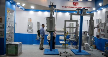 Büyük Noida, Hindistan - 24 Mayıs 2025: Çeşitli X-Ray ve görüntüleme makineleri Hindistan Med Expo 2025 'te JK Mühendislik İşletmeleri tarafından sergilendi.