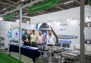 Büyük Noida, Hindistan - 24 Mayıs 2025: Ürünler Medichem Electronics personeli tarafından Hindistan Tıp Fuarı 2025 sırasında stantlarında sergilendi..