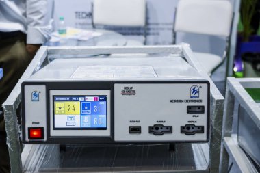 Büyük Noida, Hindistan - 24 Mayıs 2025: Medilap Elektrocerrahi Birimi Medichem Electronics Pvt Ltd tarafından Hindistan Med Expo 2025 'te sergilendi..