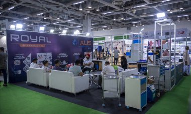 Büyük Noida, Hindistan - 24 Mayıs 2025: Uluslararası Kraliyet personeli Hindistan Med Expo 2025 sırasında ziyaretçilerle karşılaştı.