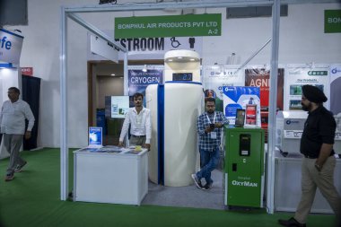 Büyük Noida, Hindistan - 24 Mayıs 2025: Bonphul Hava Ürünleri Pvt Ltd Hindistan Med Fuarı 2025 'te çeşitli oksijen santrallerinin sergilendiği bir standa yer aldı..