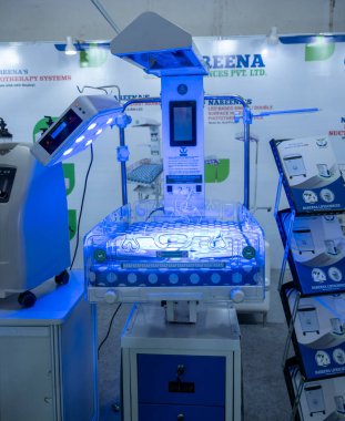 Büyük Noida, Hindistan - 24 Mayıs 2025: Dokunmatik bir dokunmatik Gelişmiş Bebek Isıtıcısı Hindistan Med Expo 2025 'te Nareena Lifesciences tarafından sunuldu..