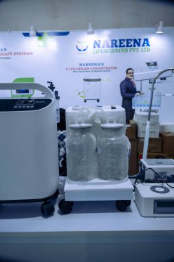 Büyük Noida, Hindistan - 24 Mayıs 2025: Hindistan Med Expo 2025 'te Nareena Yaşam Bilimleri' nden tıbbi malzemeler sergilendi.