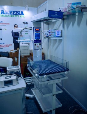 Büyük Noida, Hindistan - 24 Mayıs 2025: Nareena Lifesciences, Hindistan Med Expo 2025 'te bir yenidoğan yatağı da dahil olmak üzere tıbbi malzemeleri sergiledi..