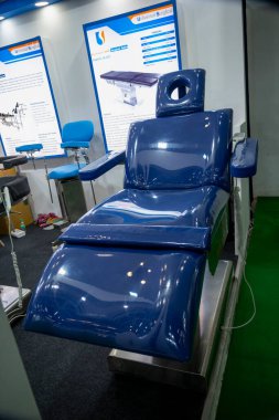Büyük Noida, Hindistan - 24 Mayıs 2025: Hindistan Med Expo 2025 'te Universal Surgical tarafından bir dişçi koltuğu sergilendi.