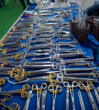 Tıp uzmanlarına satılmak üzere çeşitli cerrahi makas ve cımbız çeşitleri sergileniyor.