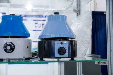 Çeşitli laboratuvar santrifüj makineleri ve aletleri tanıtım ve satış için sergilenmektedir..