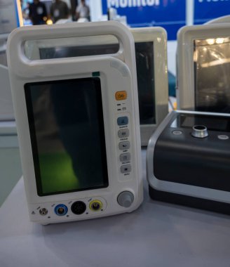 Taşınabilir çoklu parametreli hasta monitörü, hasta bakımı için gerekli verileri sağlayarak, kolay nakil için tasarlanmıştır..