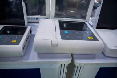 Tıp uzmanları için çeşitli tıbbi ölçüm ve ölçüm aletleri sunulmaktadır..