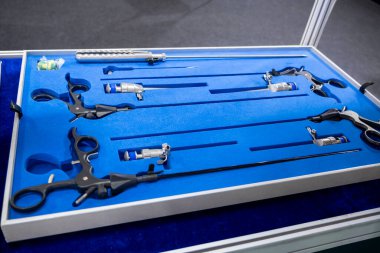 Minimum invaziv cerrahi işlemler için tasarlanmış bir kutuda laproskopik bir enstrüman seti sunulmaktadır..