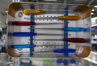 Gerekli tüm araçların kolayca erişilebilir olmasını sağlayan bir kutuda ortopedik cerrahi aletler seti sunulmaktadır.