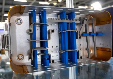 Çeşitli ortopedik cerrahi ve yedek parçalardan oluşan bir koleksiyon kolay erişim için bir kutuda düzenlenir.