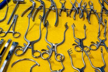 Masada değişik ortopedik cerrahi aletlerin bir koleksiyonu sunulmaktadır, çeşitli prosedürler için uygundur..