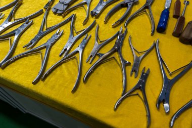 Masada çeşitli diş pensesi ve enstrümanlar satışa sunuluyor ve diş hekimlerinin ihtiyaçlarını karşılıyorlar..