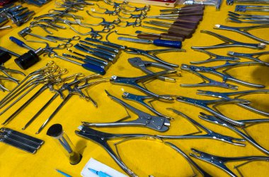 Masada paslanmaz çelik ve yastıklı seçenekler de dahil olmak üzere çeşitli cerrahi aletler satışa sunuluyor..