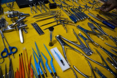 Masada değişik tıbbi uygulamalar için uygun çeşitli cerrahi aletler sunulmaktadır..