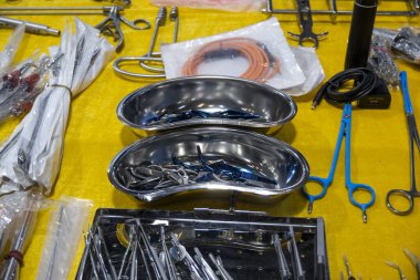 Masada çeşitli cerrahi gereçler satılığa çıkartılarak çeşitli tıbbi ihtiyaçlar karşılanıyor..
