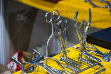 Masada, ameliyatlardaki önemlerini vurgulayan bir dizi ortopedik cerrahi enstrüman sergileniyor..