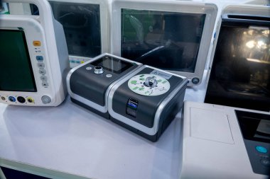 Çeşitli tıbbi elektronik cihazlar sergilenmekte ve sağlık hizmetleri uygulamaları için en son teknolojiyi sergiliyorlar..