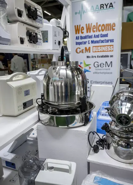 Büyük Noida, Hindistan - 24 Mayıs 2025: ULV Fogger makineleri ve diğer ekipmanlar Hindistan Med Expo 2025 'te sergilendi