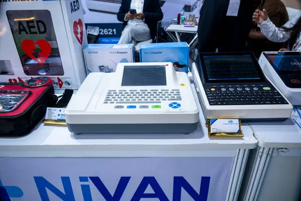 Büyük Noida, Hindistan - 24 Mayıs 2025: Nivan Sağlık Çözümleri, sağlık hizmetlerine olan bağlılıklarını vurgulayarak, tıbbi bakım ve izleme amaçlı ürünlerini Hindistan Tıp Fuarı 2025 'te sergiledi..