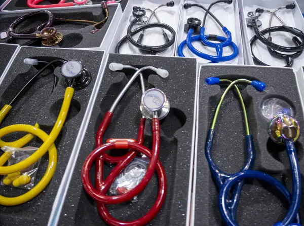 Büyük Noida, Hindistan - 24 Mayıs 2025: Hindistan Med Expo 2025 'te tıbbi araçlarda hem işlevsellik hem de estetiğe hitap eden renkli steteskoplar sergilendi.