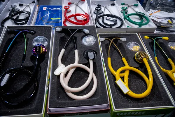 Büyük Noida, Hindistan - 24 Mayıs 2025: Hindistan Med Expo 2025 'te çeşitli steteskoplar sergilendi, hasta değerlendirmesindeki önemleri vurgulandı.