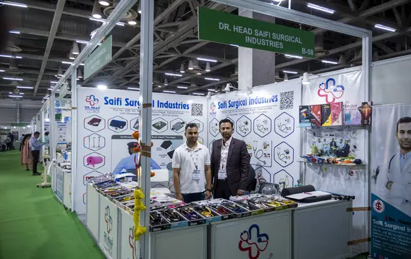 Büyük Noida, Hindistan - 24 Mayıs 2025: Dr. Head Saifi Cerrahi Endüstrisi, 2025 Hindistan Tıp Fuarı 'nda stetoskoplar da dahil olmak üzere çeşitli ürünleri sergiledi..