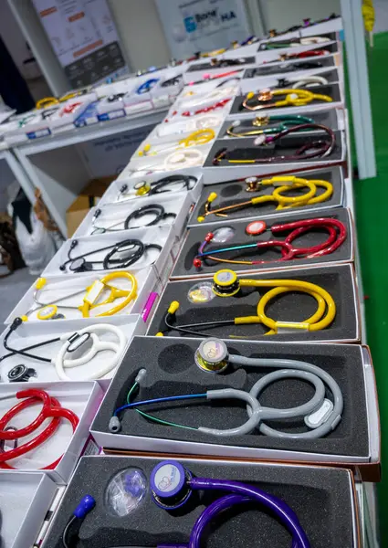 Büyük Noida, Hindistan - 24 Mayıs 2025: Hint Tıp Fuarı 2025 'te tıbbi ekipmanlarda çeşitlilik vurgulanarak renkli steteskoplar sergilendi.
