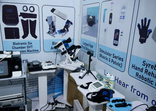 Büyük Noida, Hindistan - 24 Mayıs 2025: Biotronix Care International LLLP tarafından Hindistan Med Expo 2025 'te rehabilitasyondaki gelişmeleri gösteren fizik tedavi araçları ve ekipmanlar sergilendi..