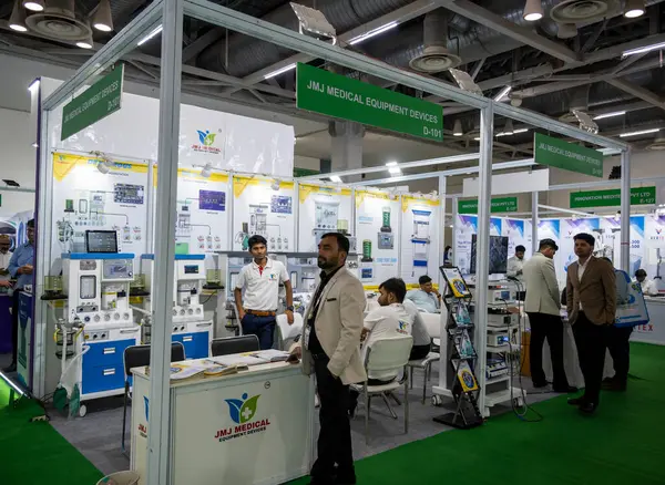 Büyük Noida, Hindistan - 24 Mayıs 2025: JMJ Tıbbi Malzeme Aletleri standı Hindistan Tıp Fuarı 2025.