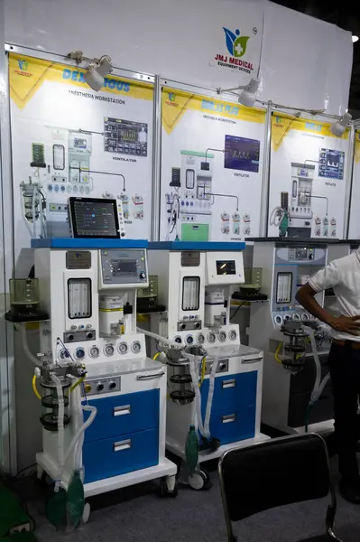 Büyük Noida, Hindistan - 24 Mayıs 2025: Hindistan Med Expo 2025 'te çeşitli anestezi çalışma istasyonları sergilendi.