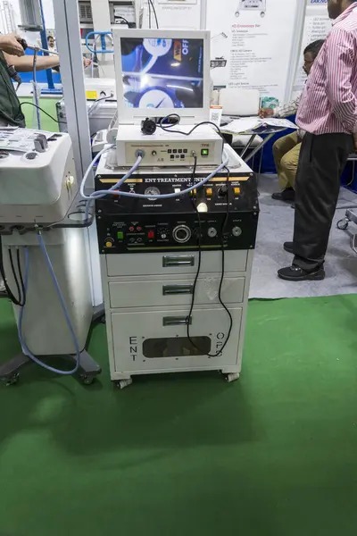 Büyük Noida, Hindistan - 24 Mayıs 2025: Bir standda 2025 Hindistan Tıp Fuarı 'nda ENT Tedavi Makinesi sergilendi.