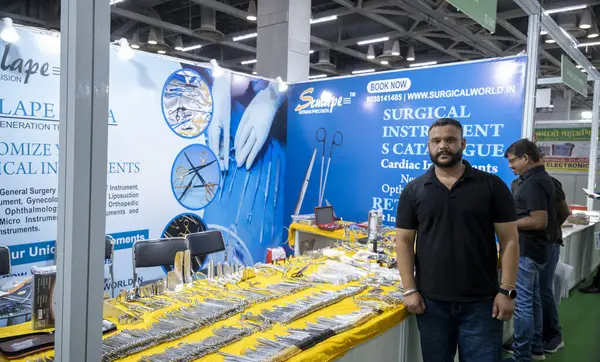 Büyük Noida, Hindistan - 24 Mayıs 2025: Bay Namit Kumar, Hindistan ve Cerrahi Dünyasını tezgah ve standı ile Hindistan Med Expo 2025 'te temsil etmiştir..
