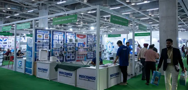 Büyük Noida, Hindistan - 24 Mayıs 2025: Niscomed Electro Medical Ciices at the India Med Expo 2025.