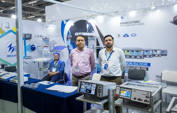 Büyük Noida, Hindistan - 24 Mayıs 2025: Medichem Electronics personeli Hindistan Med Expo 2025 sırasında stantlarında katılımcıları meşgul etti.