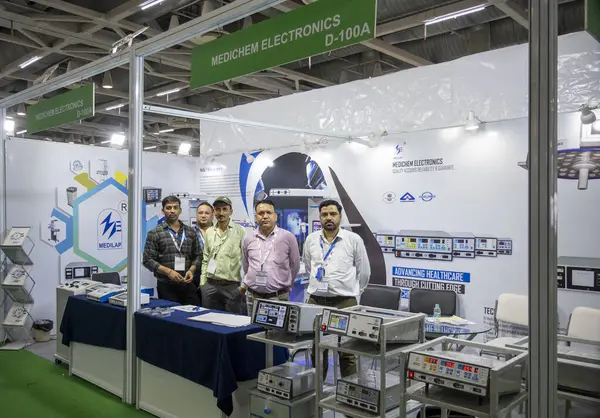 Büyük Noida, Hindistan - 24 Mayıs 2025: Ürünler Medichem Electronics personeli tarafından Hindistan Tıp Fuarı 2025 sırasında stantlarında sergilendi..