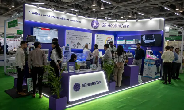 Büyük Noida, Hindistan - 24 Mayıs 2025: GE Sağlık Hizmetleri, Hindistan Tıp Fuarı 2025 'te yeniliklerini sergileyen bir standla temsil edildi..
