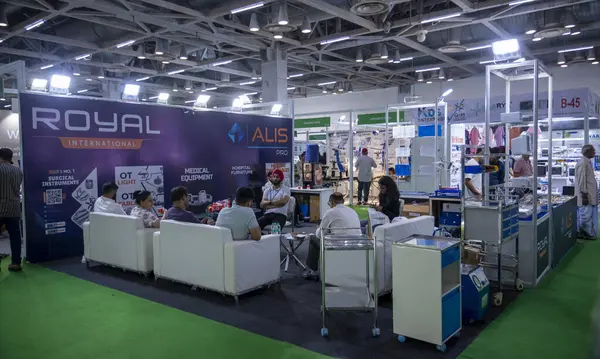 Büyük Noida, Hindistan - 24 Mayıs 2025: Uluslararası Kraliyet personeli Hindistan Med Expo 2025 sırasında ziyaretçilerle karşılaştı.