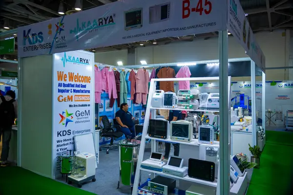 Büyük Noida, Hindistan - 24 Mayıs 2025: Kaarya Tıbbi Malzeme Bölümü Ltd, Hindistan Tıp Fuarı 2025 'te hazır bulundu..