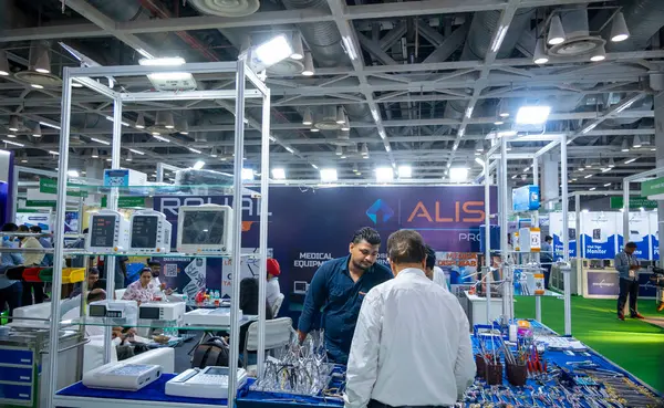 Büyük Noida, Hindistan - 24 Mayıs 2025: Royal International Hindistan Med Expo 2025 sırasında tıbbi malzemelerini stantlarında sergiledi.