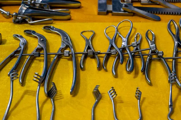 Masada pense ve tutucular da dahil olmak üzere çeşitli ortopedik cerrahi aletler sunuluyor..