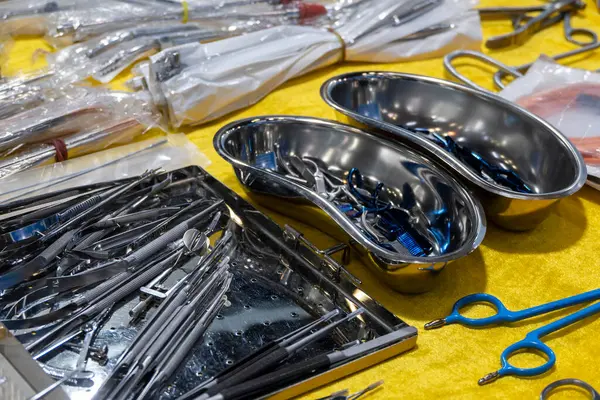 Sergilenenler, çeşitli tıbbi uygulamalar için uygun, satın alınmak üzere sunulan çeşitli küçük cerrahi aletler ve eşyalar.